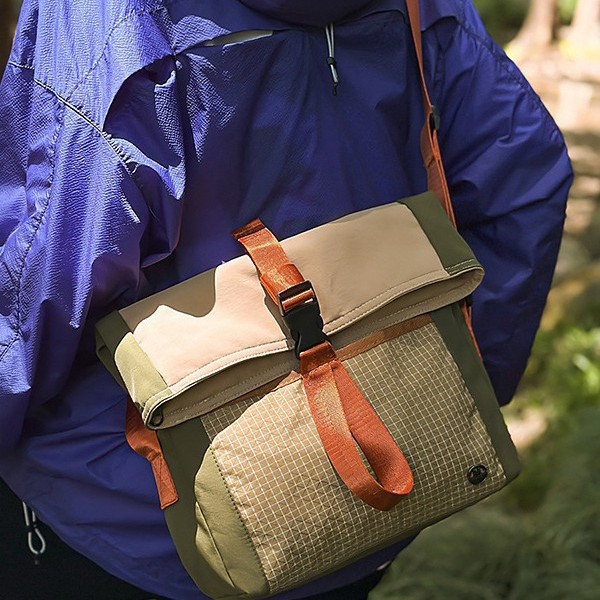 Casual and fashionable outdoor crossbody bag, couple travel bag, simple and eye-catching, versatile, large-capacity single-shoulder bag for both men and women Application Scenario