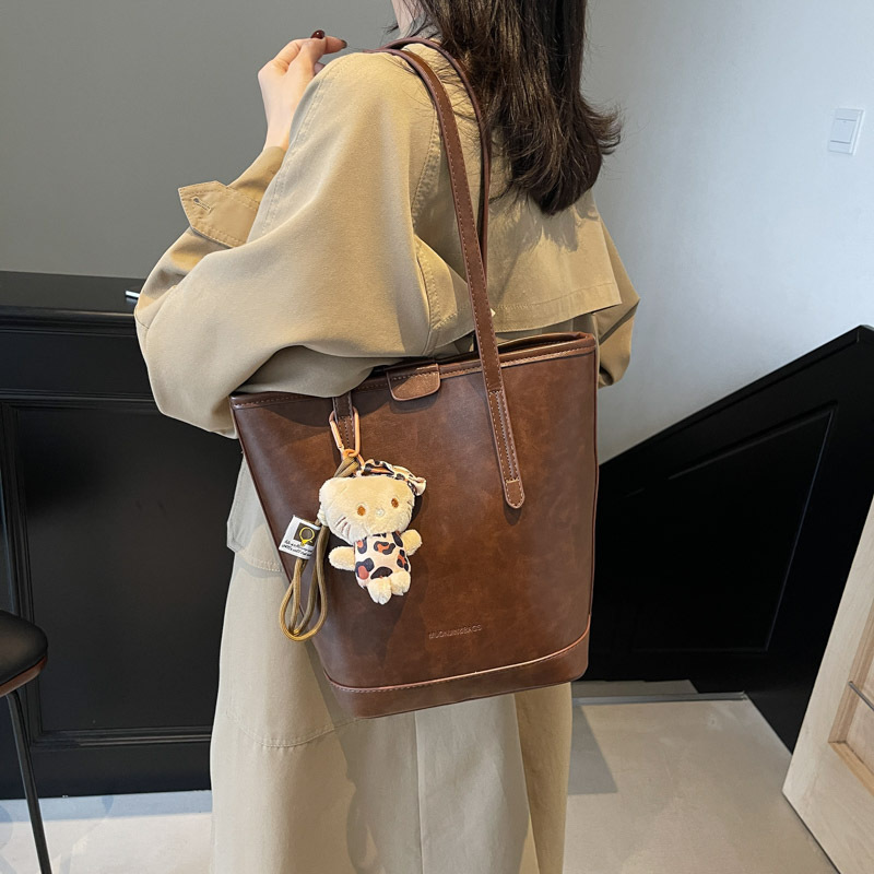 High-end retro bag for women, 2024 new style, trendy and high-end texture single-shoulder bag, large-capacity commuting bucket bag Application Scenario