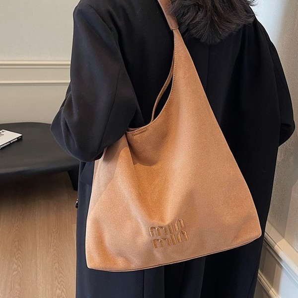 A new high-end textured tote bag with a large capacity for commuting, versatile for single-shoulder and underarm use, and a laid-back style for autumn and winter fashion details Picture
