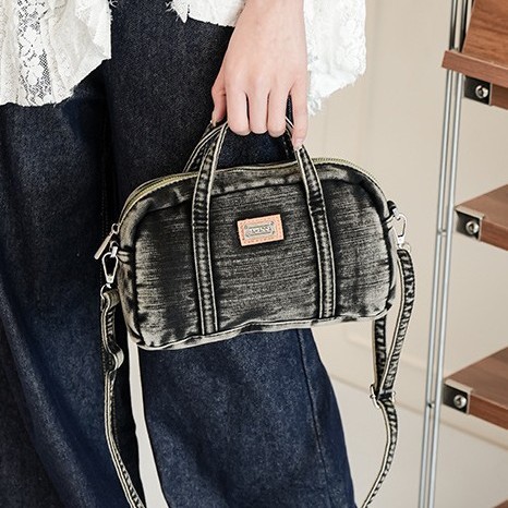 Artistic and retro denim underarm bag, fashionable and niche design, women's single-shoulder bag, Korean style, stylish and versatile pillow bag Application Scenario