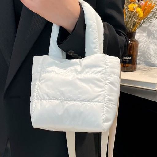 New versatile handbag for autumn and winter, with a diamond-patterned soft surface, lightweight handbag, exuding a sense of luxury. The cotton-padded jacket bag features a simple Korean style details Picture