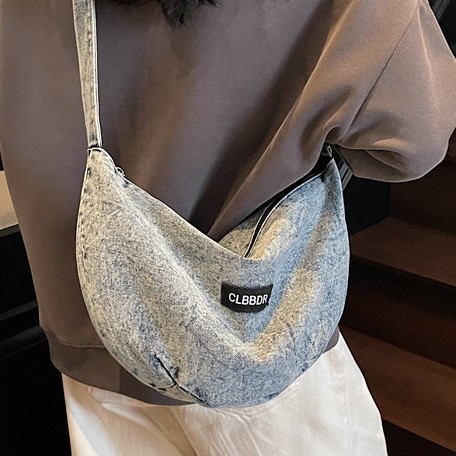 A new, fashionable and trendy single-shoulder crossbody bag with a solid color soft surface and large capacity, featuring a denim design Application Scenario