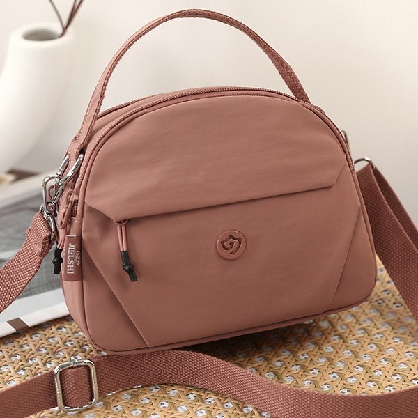Multi-layer and multi-color nylon fabric bag 2025 Spring New collection: Simple, fashionable and casual women's bag, single-shoulder crossbody bag, travel bag Application Scenario