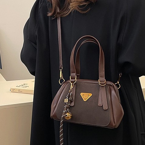 Retro hand-held frosted shell bag, new winter 2024 fashion frosted single-shoulder bag, trendy and casual crossbody bag details Picture
