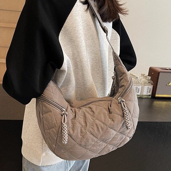 Casual car stitching diamond-shaped dumpling bag for women, 2024 new large-capacity nylon solid color commuter single-shoulder crossbody bag full figure