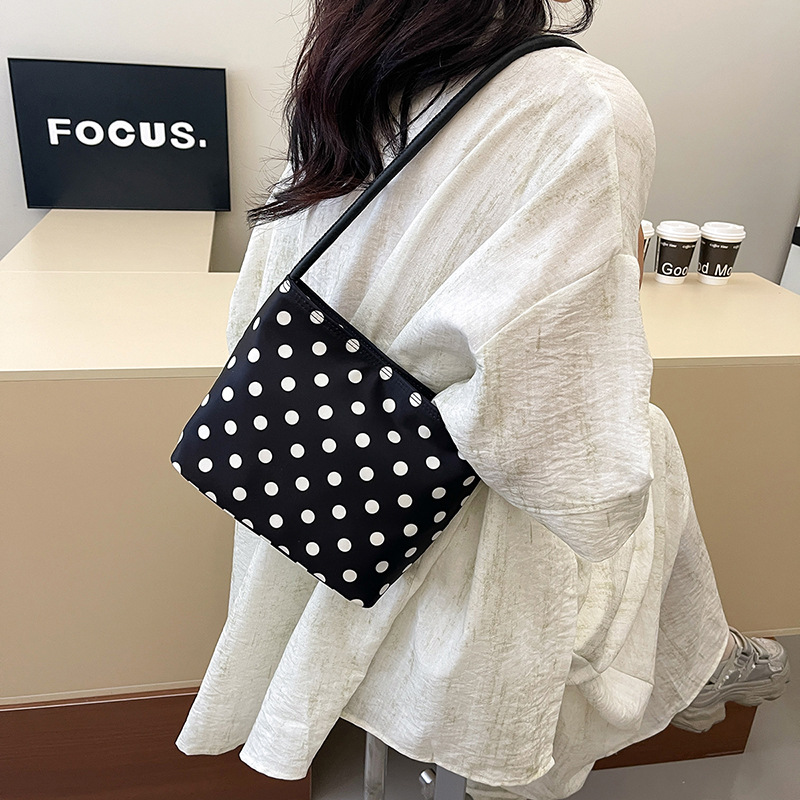 A niche polka dot design women's 2024 new style, stylish and versatile single-shoulder underarm bag, a small handbag for going to work Application Scenario