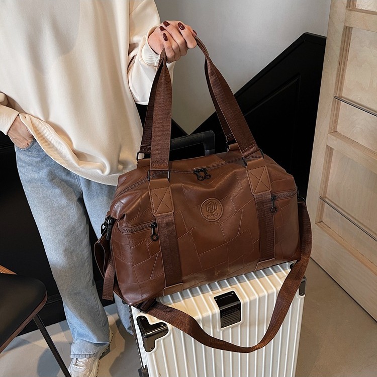 Thickened and durable hand-held travel bag for foreign trade, outdoor sports, leisure and fitness bag, large-capacity PU leather-like luggage bag Application Scenario