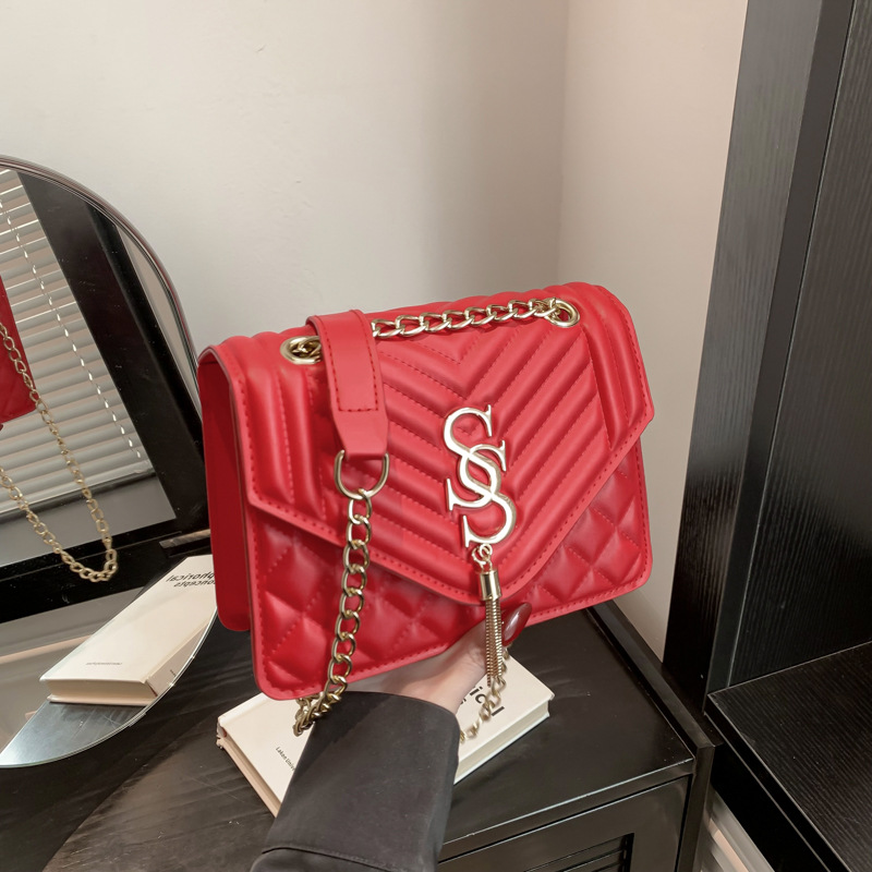 The diamond-shaped chain bag for women in 2024, a new large-capacity small square bag, is versatile for commuting and a trendy single-shoulder crossbody bag full figure