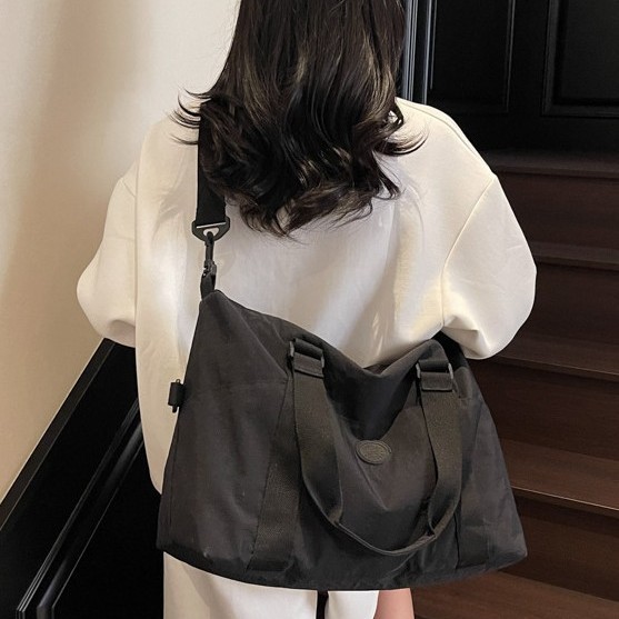 New Korean-style single-shoulder crossbody waterproof, large capacity, stretchable suitcase, fitness bag, short travel bag, mommy bag Application Scenario