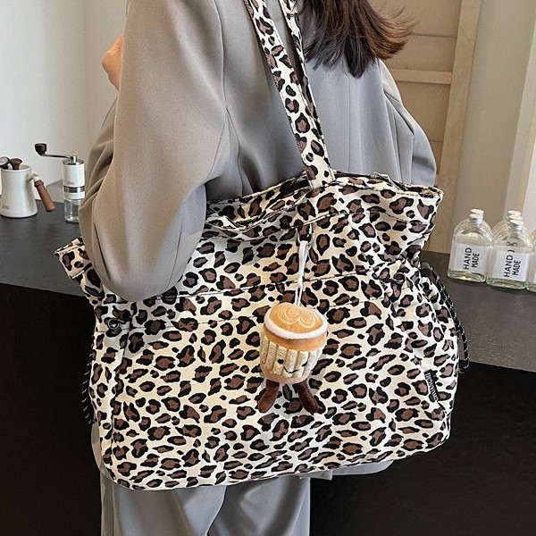 A niche leopard print canvas tote bag for women, a casual large-capacity fashionable hand-held bag, and a simple single-shoulder crossbody bag in the Korean style full figure