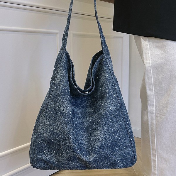 The 2025 new denim bag is a versatile large-capacity tote bag with a laid-back style for women. It is a simple single-shoulder bag for daily commuting details Picture
