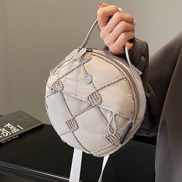 Autumn and winter bestsellers: Women's crossbody bag 2024 New trendy small round bag, versatile and simple crossbody bag details Picture