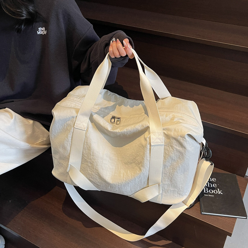 Large-capacity sports and fitness bag, short business trip lightweight handbag, luggage bag, simple and can hold yoga mat, travel bag full figure