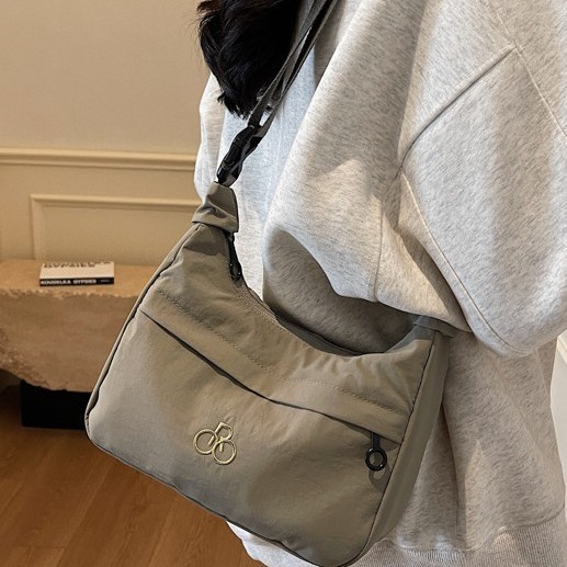 Fashionable and casual saddle Bag 2025 Spring New Korean-style trendy fabric bag, outdoor light and simple crossbody bag Application Scenario