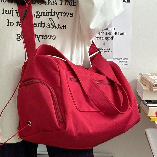 A new large-capacity fashionable sports single-shoulder bag for women, a casual travel crossbody bag, a trendy bag for students to attend classes, commute and work out full figure