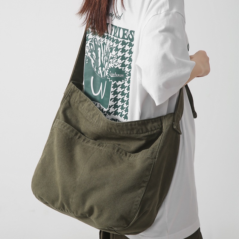 This is a large-capacity, laid-back, artistic and simple canvas bag for women, a new 2024 model for college students' classes full figure