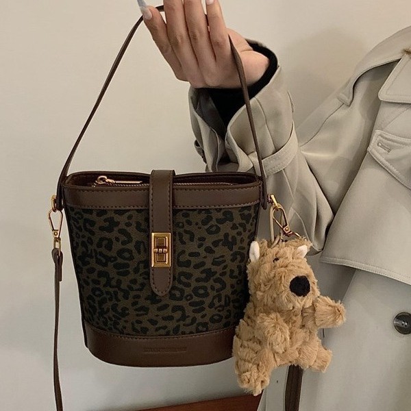 Cross-border handbag, women's handbag, niche design, 2024 fashionable bucket bag, leopard print series bestseller, hand and shoulder Specification drawing