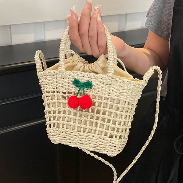 A new fashion single-shoulder crossbody bag for women in 2025, featuring straw and flower weaving. It is a French high-end hand-held bucket bag details Picture