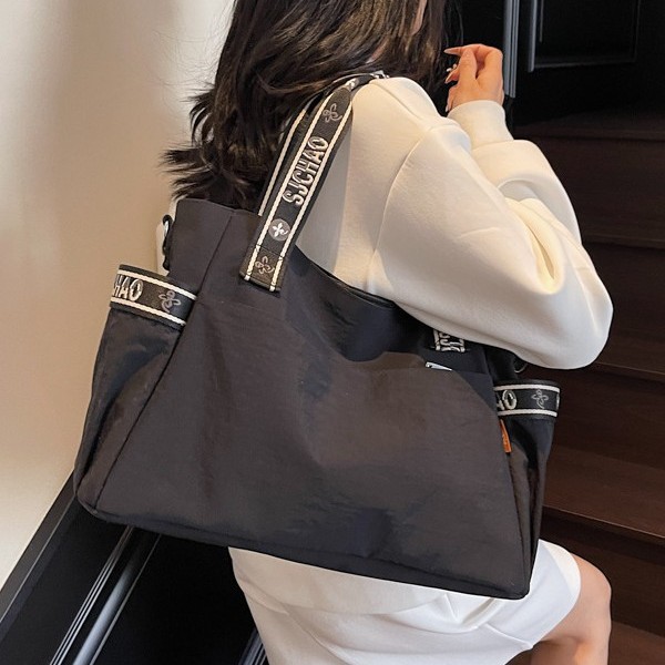2025 New Spring and summer niche and simple single-shoulder fashionable women's bag, single-shoulder large-capacity waterproof tote bag handbag details Picture