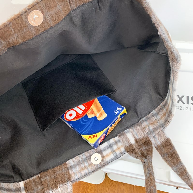 Korean-style woolen checkered single-shoulder and hand-carry dual-purpose bag, 2024 new commuter underarm bag, retro and versatile tote bag Application Scenario