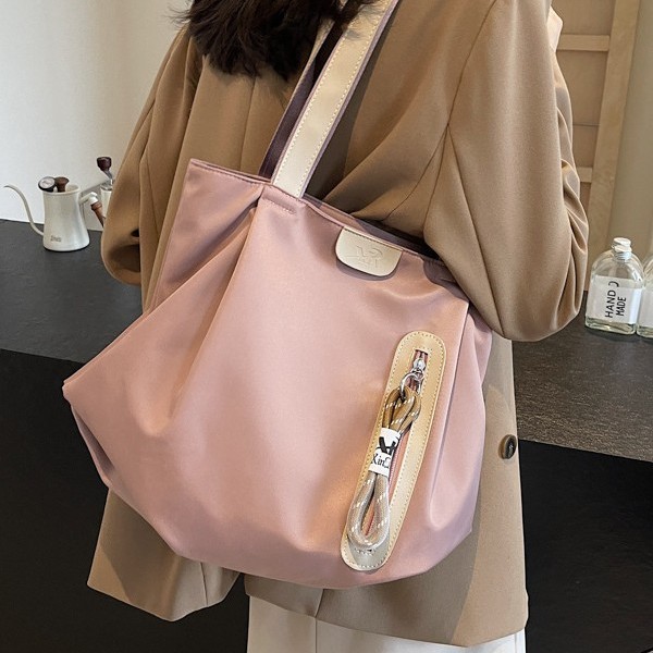 A new high-end and fashionable tote bag with a large capacity and a laid-back shoulder and armpit bag. It's a versatile and casual lady's shoulder bag for autumn and winter Specification drawing