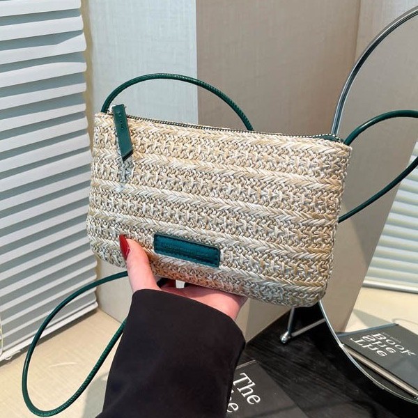 A niche woven bag with a hand-held texture, a women's Spring 2025 new crossbody single-shoulder bag, a women's straw woven bucket full figure