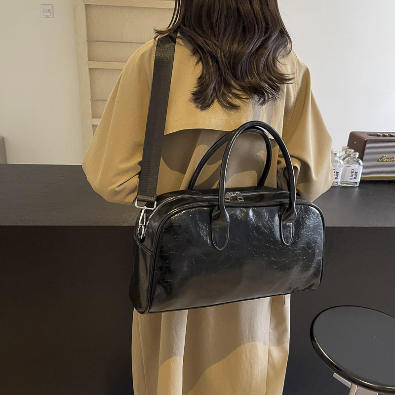Wholesale of small, lightweight wedding storage handbags made of PU leather for women, large-capacity outdoor luggage bags and fitness bags Application Scenario
