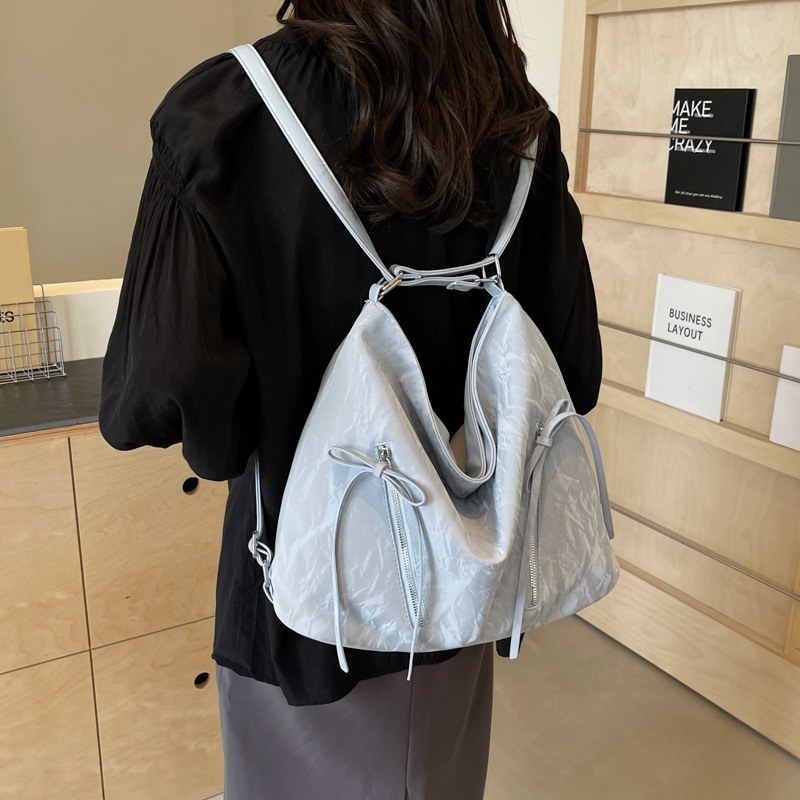 Fashionable ladies' bag, large-capacity tote bag, 2024 new pleated single-shoulder and double-shoulder dual-purpose bag, commuting crossbody backpack Application Scenario