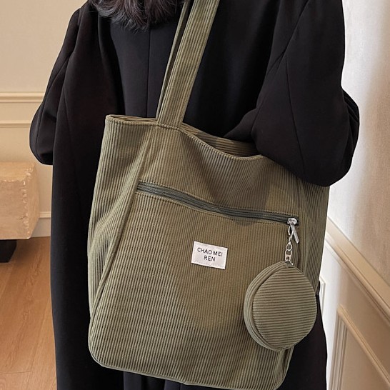 Casual large-capacity corduroy bag for women, 2024 new autumn and winter commuting single-shoulder bag, student class tote bag Application Scenario