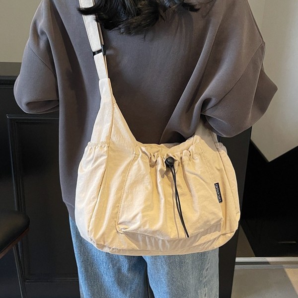 A new style of Korean niche casual, versatile, drawstring, lightweight nylon fabric bag with large capacity, single-shoulder bag, women's bag and crossbody bag full figure