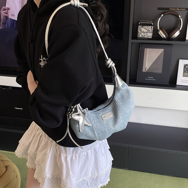 The 2025 new trendy and stylish dumpling bag, commuter underarm bag, simple and retro single-shoulder bag, and fashionable and casual tote bag details Picture