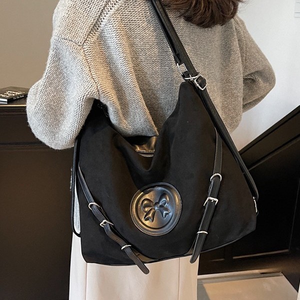 Single tote bag, zipper shoulder bag, bucket bag, shoulder bag, simple and casual small square bag for autumn and winter, trendy and versatile full figure