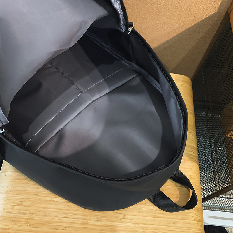 Solid-color schoolbags for female students, casual college students, simple and fashionable travel bags, trendy brand, large-capacity backpacks for men Application Scenario