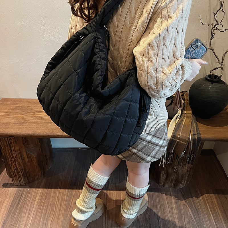Cross-border 2024 new single-shoulder bag, women's cloud pleated casual personality, large capacity cotton jacket bag, crossbody bag for commuting Application Scenario