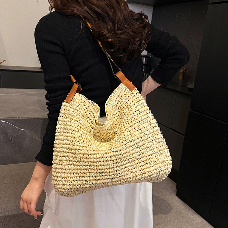 This is a versatile, simple, woven and hollowed-out women's 2025 spring new hand-held bucket bag and casual shoulder bag Application Scenario