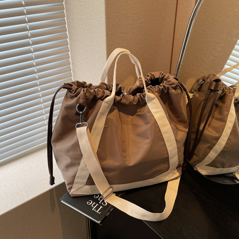 Cross-border 2025 New crossbody bag, large-capacity sports and commuting versatile single-shoulder bag, fashionable drawstring hand-held women's bag full figure