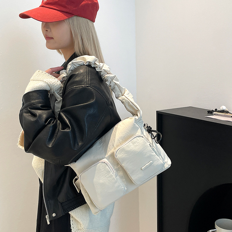 Colorful Fox's new Korean style minimalist women's bag with pleated design, casual and versatile, and a niche single-shoulder armpit bag full figure