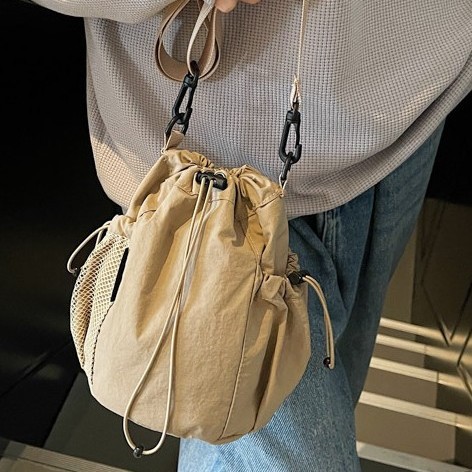 This is a niche design with a simple drawstring bucket bag for women. It is a new large-capacity single-shoulder bag for women in 2025 and a versatile commuting crossbody bag Specification drawing