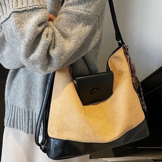 Fashionable, casual, versatile, niche and simple underarm single-shoulder bag, commuting color contrast, fashionable and trendy multi-functional backpack details Picture