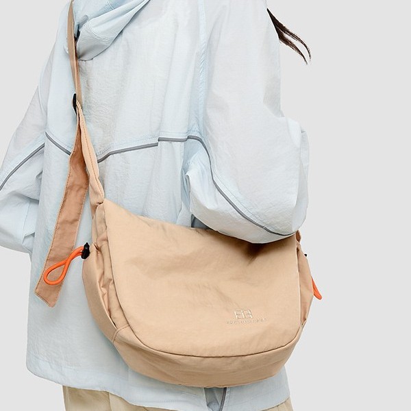 Cross-border foreign trade women's bags, crossbody bags, large-capacity commuter small bags, single-shoulder bags, versatile sports backpacks, dumpling bags for women Application Scenario