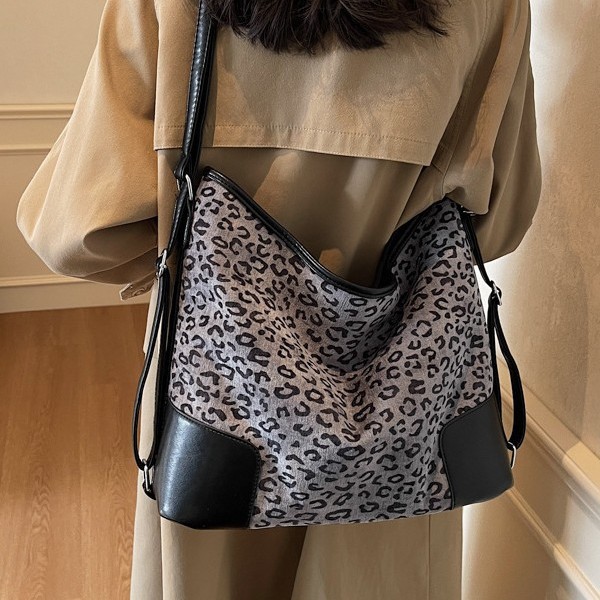Tote bag, double leopard print single-shoulder bag, fashionable single-shoulder niche Instagram large bag, versatile, casual and stylish backpack Application Scenario