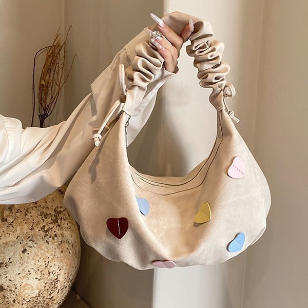 A new trendy women's single-shoulder dumpling bag design for autumn and winter, a lightweight travel pleated casual commuting tote bag full figure