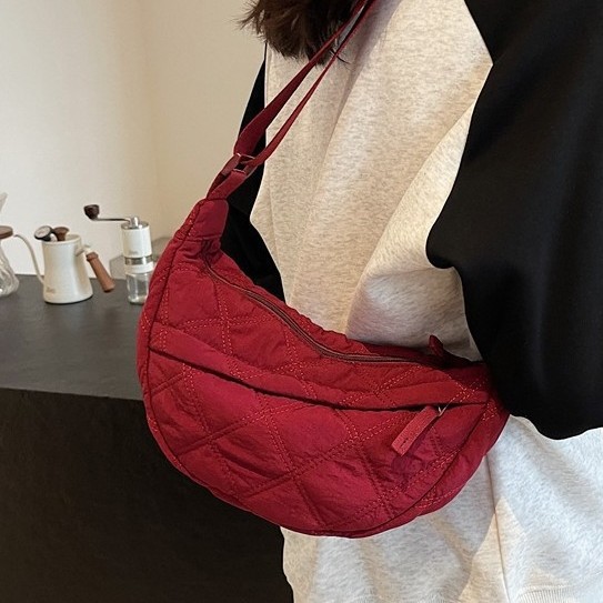 The Crescent Bag is a new autumn and winter collection of simple, retro and high-end single-shoulder bags. It is fashionable and versatile, with a large capacity for commuting crossbody Specification drawing