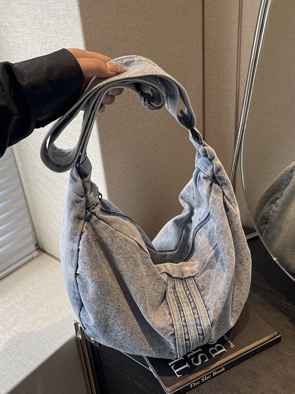 Washed denim dumpling bag, retro and aged casual crossbody bag, women's fashionable and simple commuting bag, artistic single-shoulder bag Application Scenario