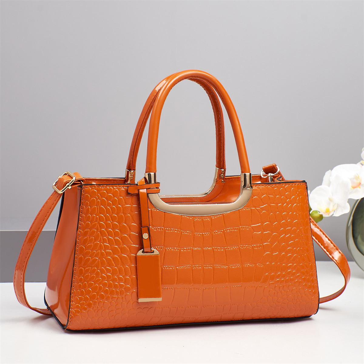 Stylish commuting handbag, shiny leather single-shoulder crossbody bag, 2025 new style fashionable patent leather large-capacity Boston bag Application Scenario