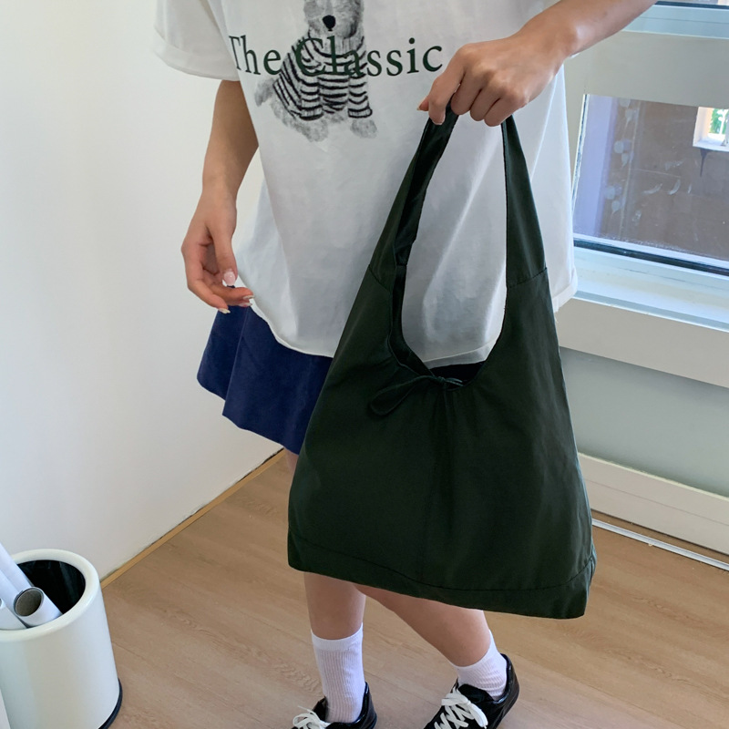 A new large-capacity Korean version, simple and large-capacity soft fabric versatile large bag, fashionable and niche single-shoulder underarm tote bag details Picture