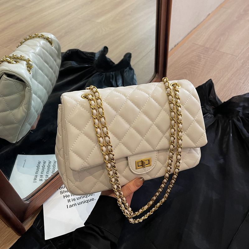 The 2024 new women's crossbody bag with a high-end feel, large capacity single-shoulder bag, niche design, and retro diamond-shaped chain bag full figure