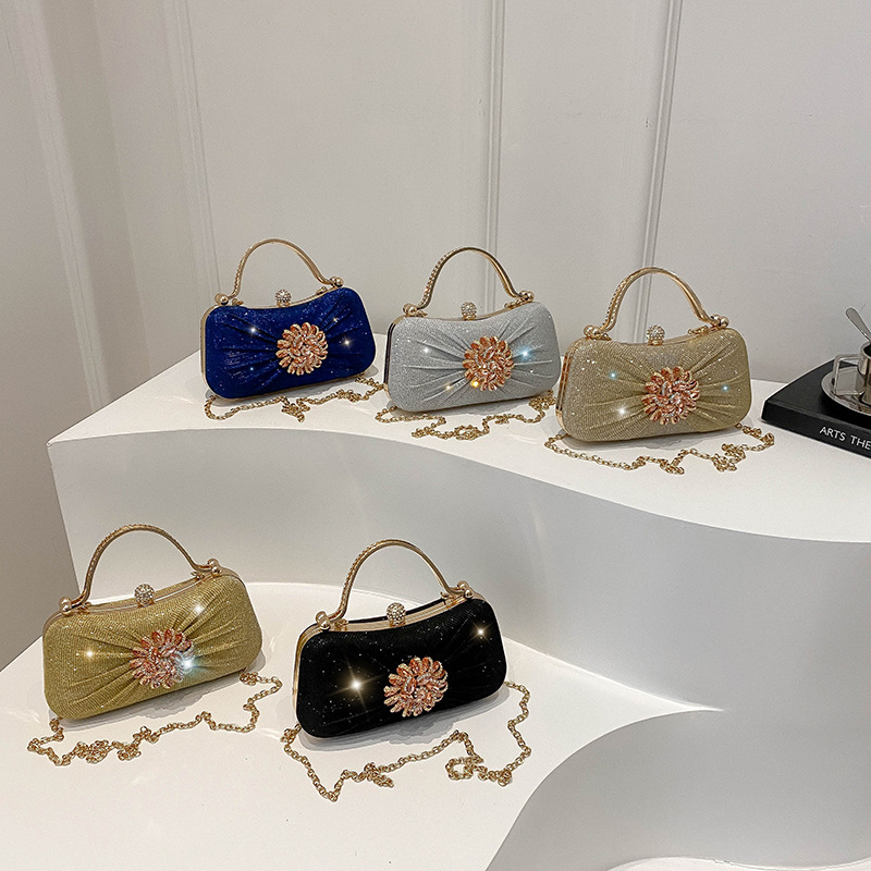 Cross-border European and American fashion pleated evening bag, clutch bag, diamond-encrusted banquet bag, European and American quality chain crossbody bag Application Scenario