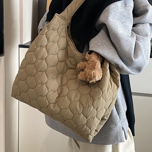 New winter Korean-style quilted fabric bag, a casual and artistic underarm bag for ladies, a fashionable large-capacity hand-held shoulder bag full figure