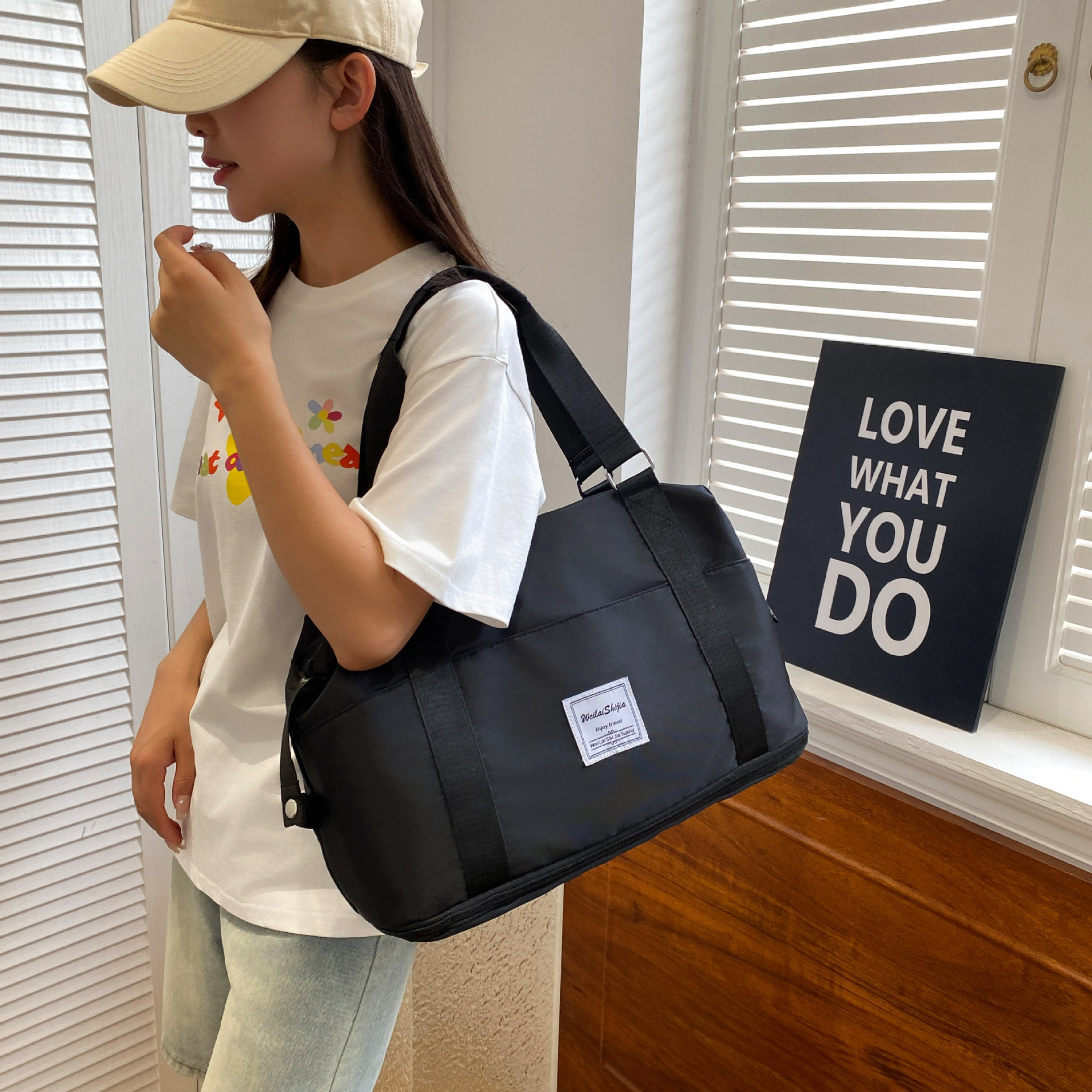 A Korean-style, fresh and simple foldable travel storage bag with a large capacity and dry-wet separation, as well as a yoga and fitness bag Application Scenario